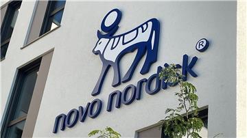 Das Logo des dänischen Pharmaunternehmens Novo Nordisk an der Fassade der neuen Deutschlandzentrale.