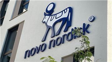 Das Logo des dänischen Pharmaunternehmens Novo Nordisk an der Fassade der neuen Deutschlandzentrale.