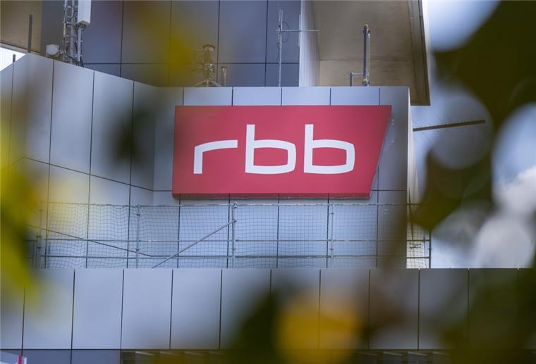 Das Logo des öffentlichen Senders Rundfunk Berlin-Brandenburg (RBB) ist an der Fassade am Sitz des Senders an der Masurenallee angebracht. Die Leiterin der Hauptabteilung Intendanz, Verena Formen-Mohr, ist freigestellt worden.