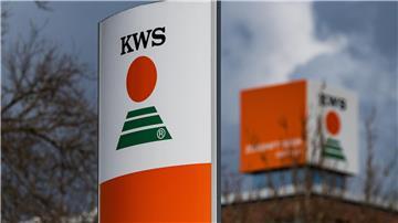 Das Logo des Pflanzenzüchtungs- und Biotechnologie-Unternehmen KWS Saat SE ist am Firmensitz zu sehen.