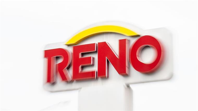 Reno sucht Weg aus der Krise: Insolvenzverfahren eröffnet Das Logo des Schuhhändler Reno an einer bereits geschlossenen Filiale in Osnabrück.