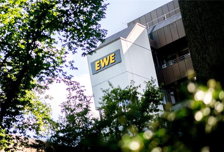Das Logo des Unternehmens EWE hängt an der Hauptverwaltung des Energieversorgers.