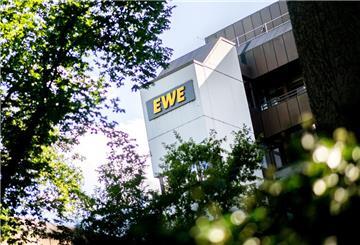 Das Logo des Unternehmens EWE hängt an der Hauptverwaltung des Energieversorgers.