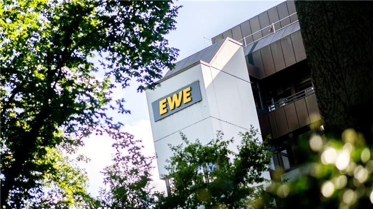 Das Logo des Unternehmens prangt an der Hauptverwaltung in Oldenburg.