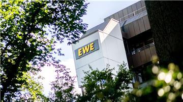 Das Logo des Unternehmens prangt an der Hauptverwaltung in Oldenburg.