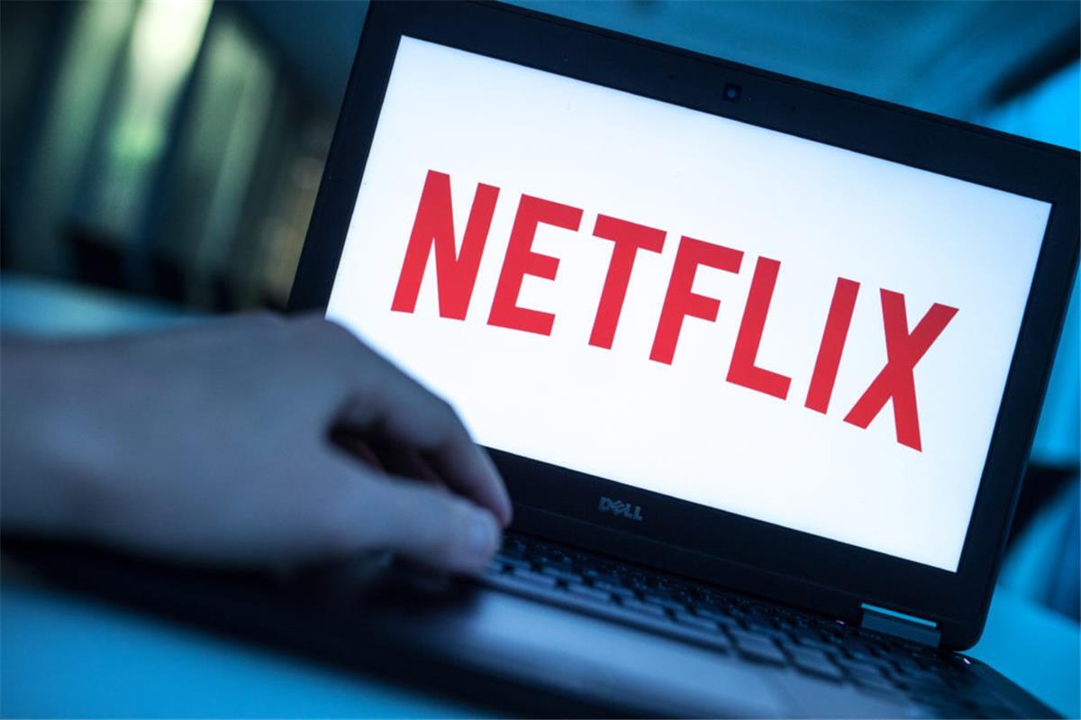 Das Logo des Video-Streamingdienstes Netflix erscheint auf dem Display eines Laptops.