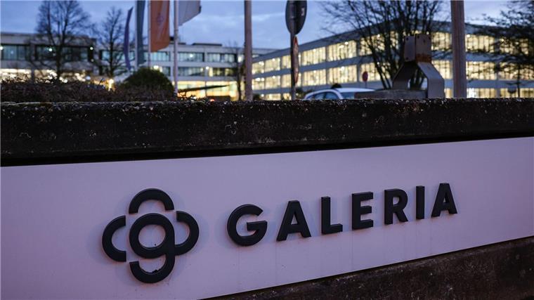 Galeria will drei Filialen weniger schließen Das Logo des Warenhauskonzerns Galeria Karstadt Kaufhof ist vor der Zentrale beleuchtet.