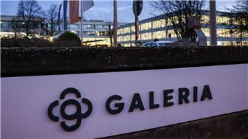 Das Logo des Warenhauskonzerns Galeria Karstadt Kaufhof ist vor der Zentrale beleuchtet.