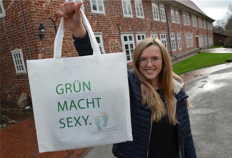 Das Logo für die Klimaschutz-Kampagne der Stadt Geestland ist ganz neu: Klimaschutzmanagerin Katharina Koop freut sich über die kreative Optik, die unter anderem auf Umhängetaschen verwendet werden soll.