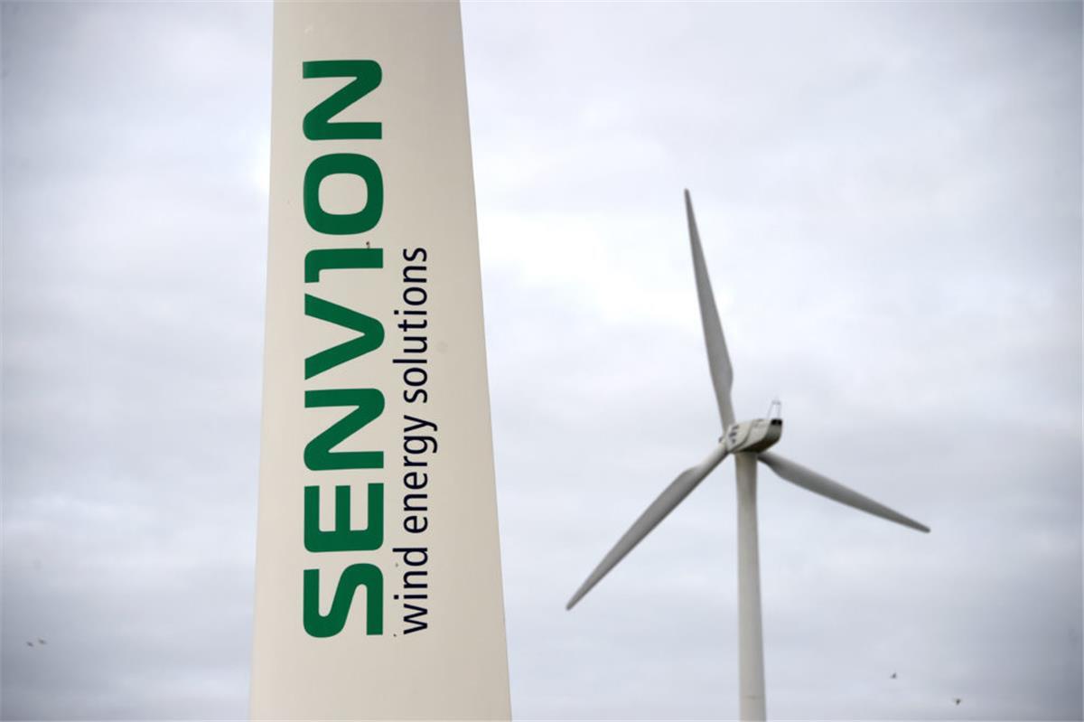 Senvion: Traum von Windkraft in Bremerhaven ist vorbei Das Logo "Senvion wind energy solutions" ist auf dem Flügel einer Windkraftanlage zu sehen.