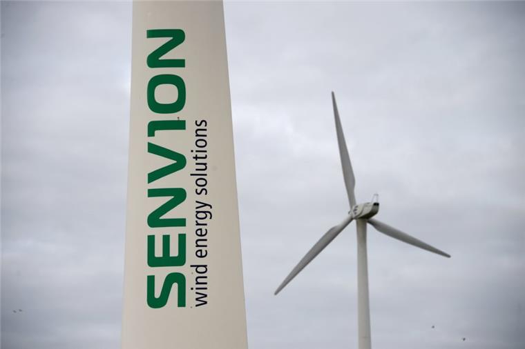 Das Logo "Senvion wind energy solutions" ist auf dem Gelände von Senvion auf dem Flügel einer Windkraftanlage zu sehen.