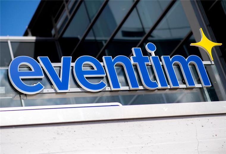 5,90 Euro für einen Standardbrief? Kunde ärgert sich über Eventim-Abzocke Das Logo von Eventim hängt über einem Ticketschalter.