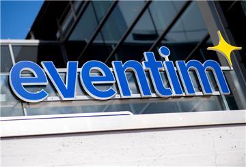 Das Logo von Eventim hängt über einem Ticketschalter.