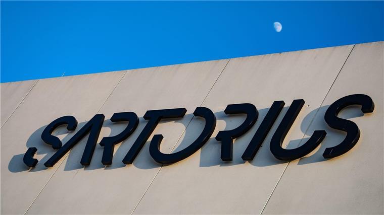 Das Logo von Sartorius ist auf einem Gebäude am Firmensitz zu sehen.