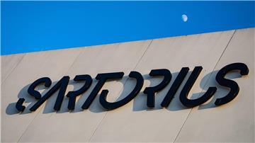 Das Logo von Sartorius ist auf einem Gebäude am Firmensitz zu sehen.