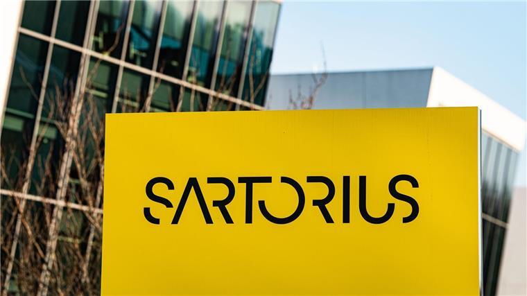 Das Logo von Sartorius ist auf einer Stele am Firmensitz in Göttingen zu sehen.