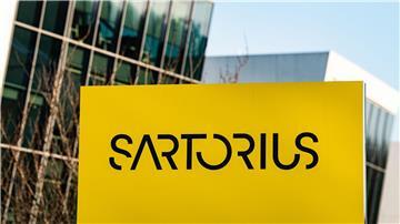 Das Logo von Sartorius ist auf einer Stele am Firmensitz in Göttingen zu sehen.
