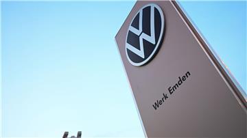 Das Logo von Volkswagen steht vor dem Eingang zum Werk Emden.