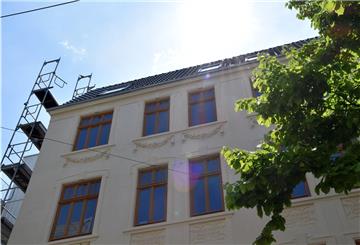 Das Louis in der Uhlandstraße: Balkone und Blumengitter werden noch angebracht.