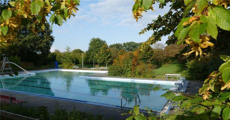Das Lubibad ist in die Jahre gekommen. Eine Sanierung teuer. Daher werden Alternativen gesucht. Jenni Humbert vom Freundeskreis des Bades hat die
Idee ins Spiel gebracht, das Lubibad in ein Naturbad umzuwandeln. 