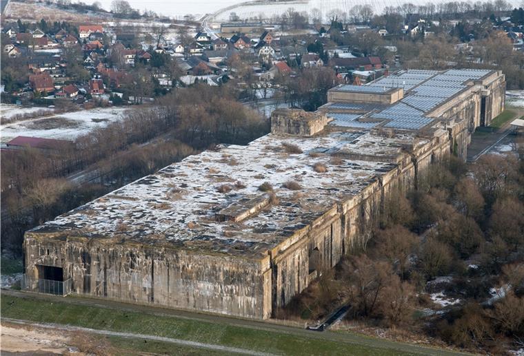 Das Luftbild zeigt den U-Boot-Bunker „Valentin“ in Bremen. Die Gedenkstätte Lager Sandbostel bietet eine Fahrt zu dem Denkort an.