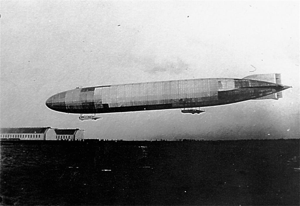 Das LuftschiffL 10 (im Hintergrund die Hallen Nora und Norbert) war bis zum Absturz am 3. September 1915 in Nordholz stationiert.