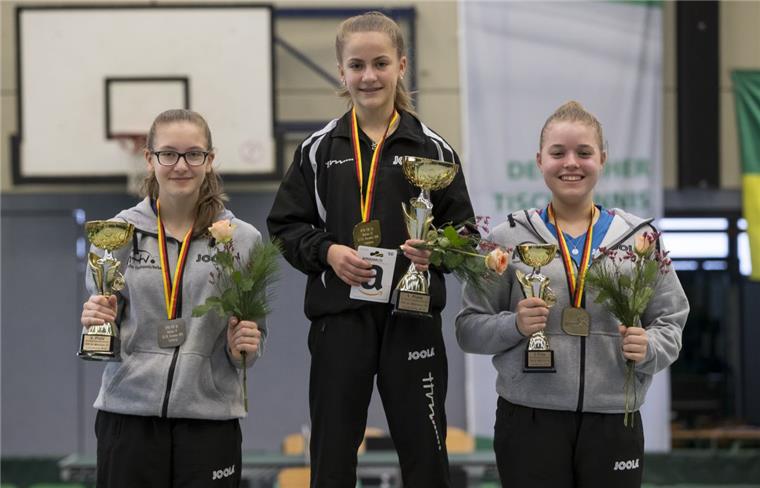 Tischtennis-Talent Mia Griesel feiert ihren nächsten großen Erfolg Das Lunestedter Tischtennis-Talent Mia Griesel (Mitte) setzte sich gegen starke nationale Konkurrenz durch.