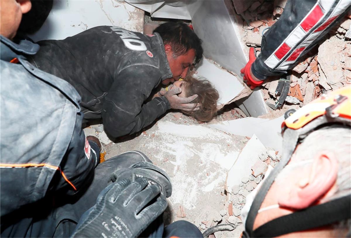 Das Mädchen Ayda wurde unter Jubel und Applaus von Rettungskräften geborgen.