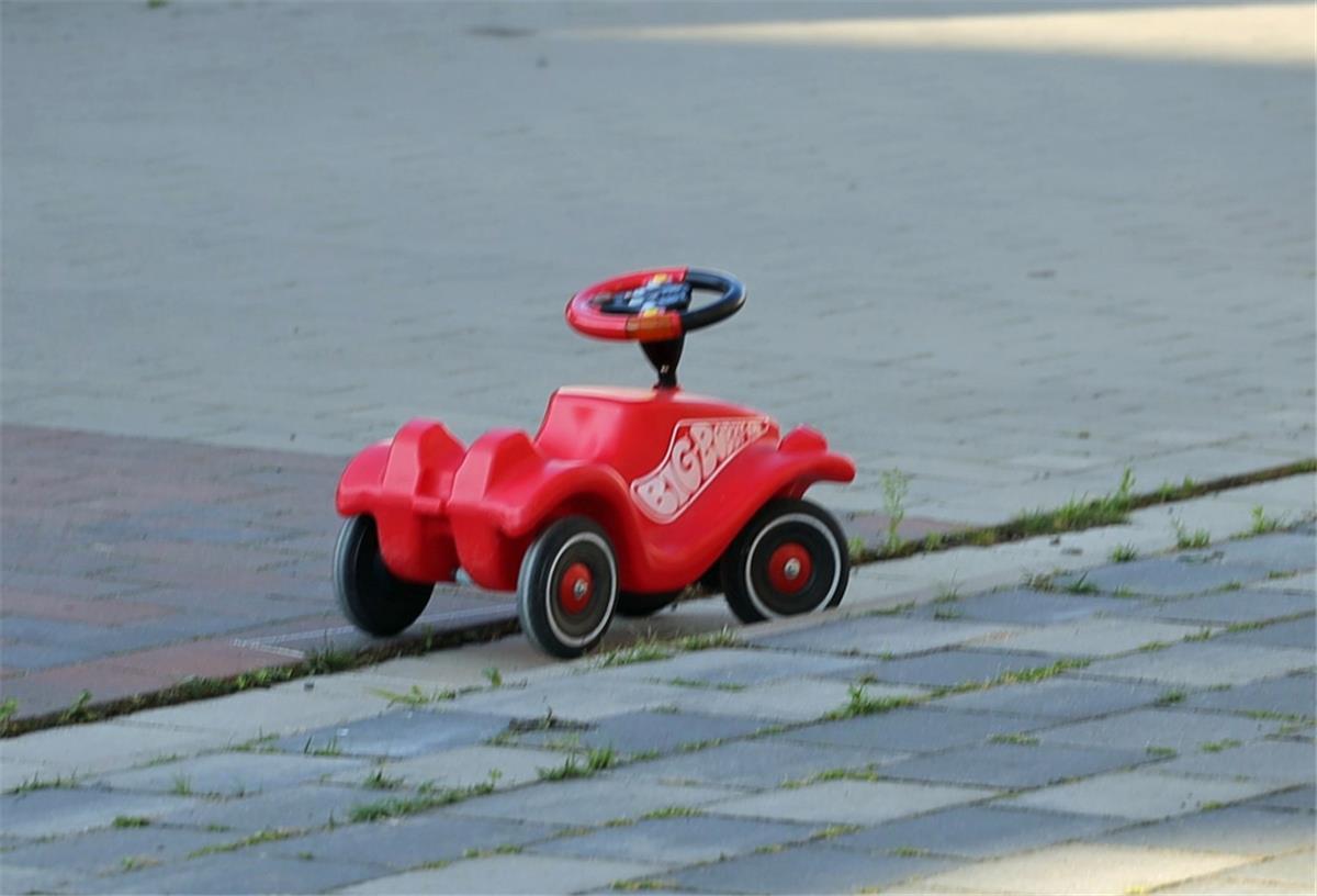 Einjähriges Mädchen auf Bobbycar wird von Auto überrollt und stirbt Ein Bobbycar steht an einer verkehrsberuhigten Straße in Bohmte.