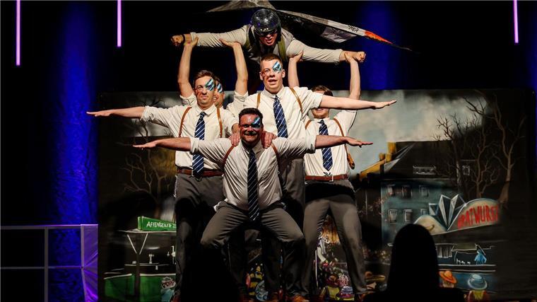Das Männerballett „Many Monkeys“ zeigt den Tanz „Drei Hellau sind nicht genug“ bei der Deutschen Meisterschaft im Männerballett. Die Truppe kommt damit auf den zehnten Platz.