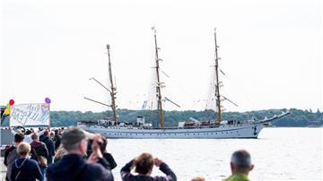 Das Marine-Segelschulschiff „Gorch Fock“ läuft in seinen Heimathafen ein.