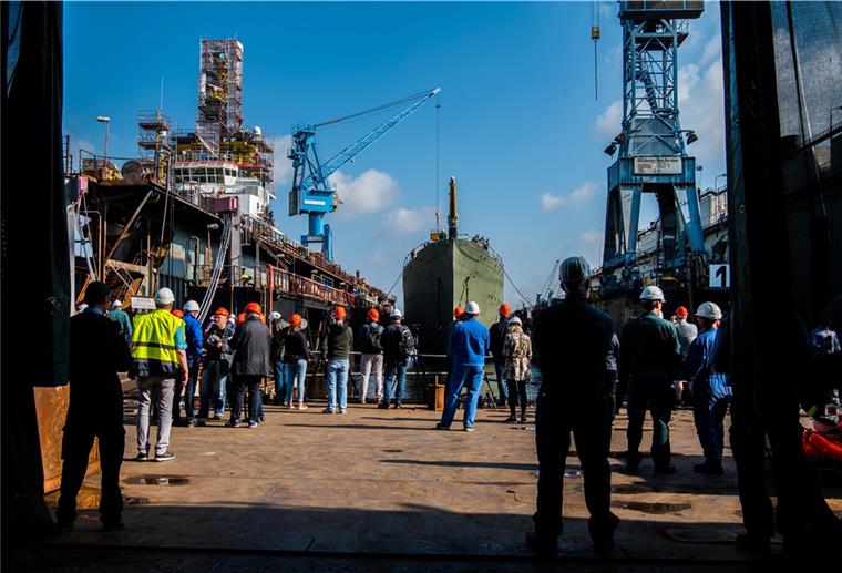 Bund soll 10,5 Millionen Euro für die „Gorch Fock"-Sanierung zahlen Das Marine-Segelschulschiff „Gorch Fock" (M) liegt in einem Dock der Bredo-Werft.