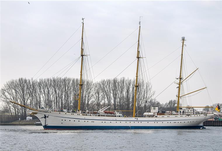 Das Marine-Segelschulschiff «Gorch Fock» wird von Schleppern aus der Lürssen-Werft gezogen.