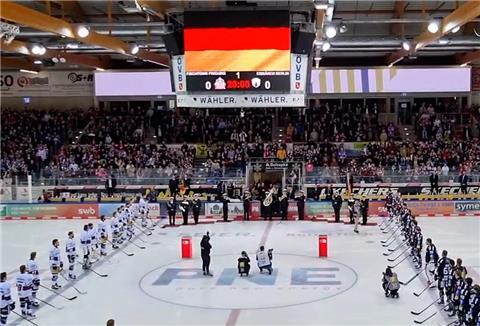Das Marinemusikkorps Ostsee aus Kiel spielte beim ersten Finalspiel die Nationalhymne.