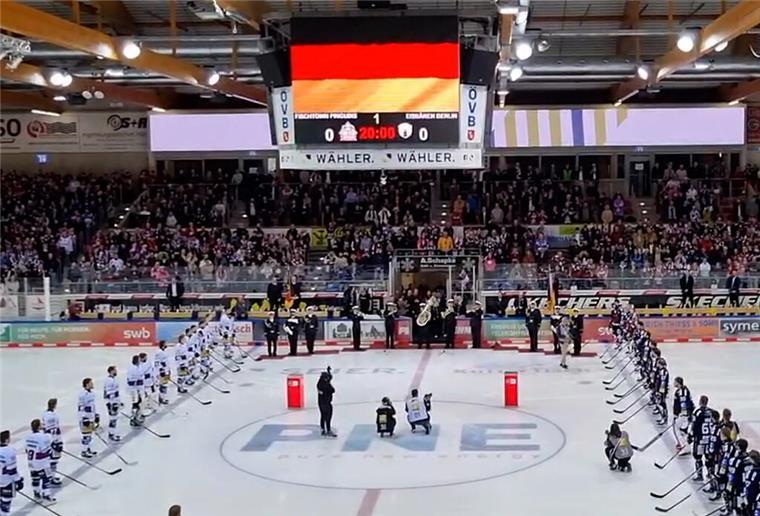 Das Marinemusikkorps Ostsee aus Kiel spielte beim ersten Finalspiel die Nationalhymne.