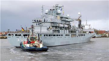 Das Marineschiff „Bonn“ fährt aus dem Hafen.