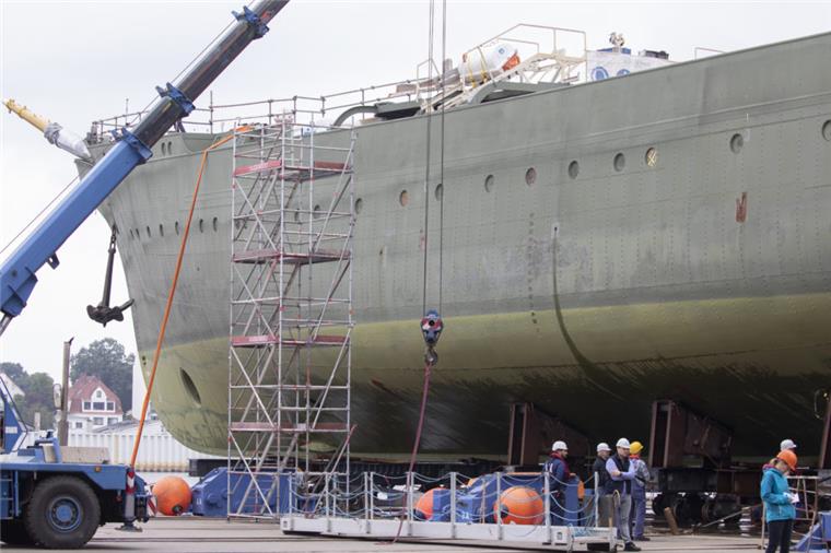 "Gorch Fock" liegt in der Fassmer Werft auf dem Trockenen (mit Video) Das Marineschulschiff "Gorch Fock" liegt bei der Fassmer Werft an der Weser auf dem Trockenen. Dort wird die Restaurierung des Schiffes von Arbeitern der Elsflether Werft weiter voran gebracht.