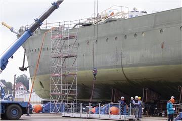Das Marineschulschiff "Gorch Fock" liegt bei der Fassmer Werft an der Weser auf dem Trockenen. Dort wird die Restaurierung des Schiffes von Arbeitern der Elsflether Werft weiter voran gebracht.