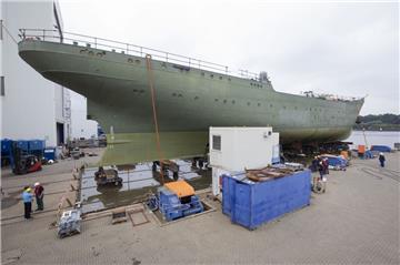 Das Marineschulschiff "Gorch Fock" liegt bei der Fassmer-Werft an der Weser auf dem Trockenen. Dort wird die Restaurierung des Schiffes von Arbeitern der Elsflether Werft weiter voran gebracht. 