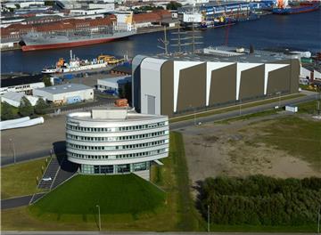 Das markante IWES-Gebäude und die großen Rotorblatt-Prüfstände dahinter prägen den Fischereihafen.
