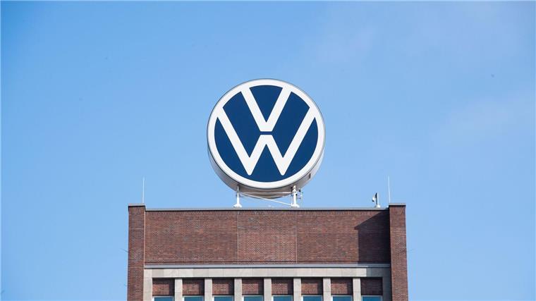 Vorerst keine Entscheidung über VW-Batteriefabrik Das Markenhochhaus von Volkswagen auf dem Gelände des Autokonzerns in Wolfsburg.
