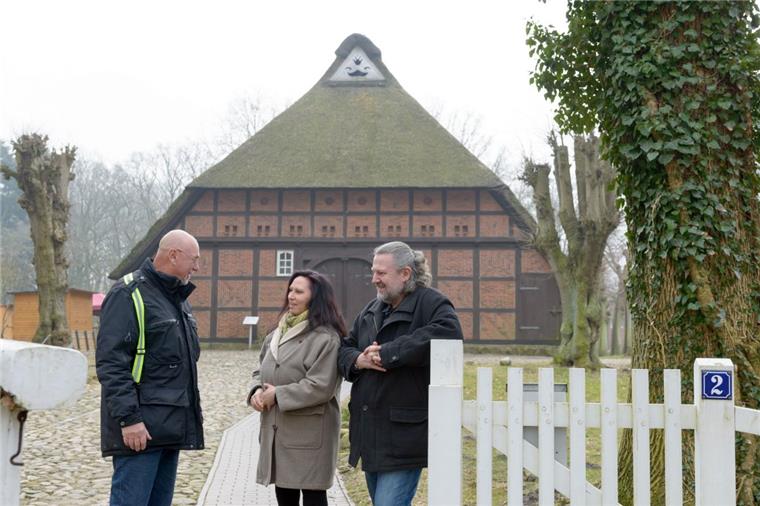 Das Marschenhaus im Speckenbütteler Park hat neue Verwalter: Peter Hebel (Vorsitzender des Bauernhausvereins Lehe) begrüßt Kerstin Münch-Ahlers und Jochen Ahlers. 