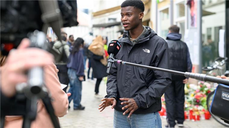 Trauer, Wut und große Demo nach tödlichen Polizeischüssen Das Medieninteresse an der Kundgebung ist groß - Suraj Mailitafi von der Initiative „Gerechtigkeit für Lorenz“ gibt Interviews.