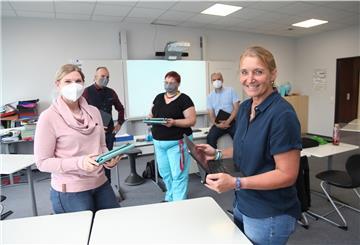 Das Medienteam der Oberschule Beverstedt (von links): Julia Halbmann, Steffen Borchardt, Annett Wentow, Schulleiter Thomas Specht und Alexandra Schröder. Foto: Gehrke