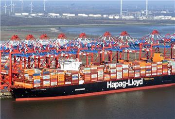 Blick aus der Luft auf das Megamax-Containerschiff „Damietta Express“, das erstmals am Jade-Weser-Port in Wilhelmshaven anlegt. Der Containerterminal in Wilhelmshaven ist damit erstmals für Schiffe dieser Größe direkt erreichbar.