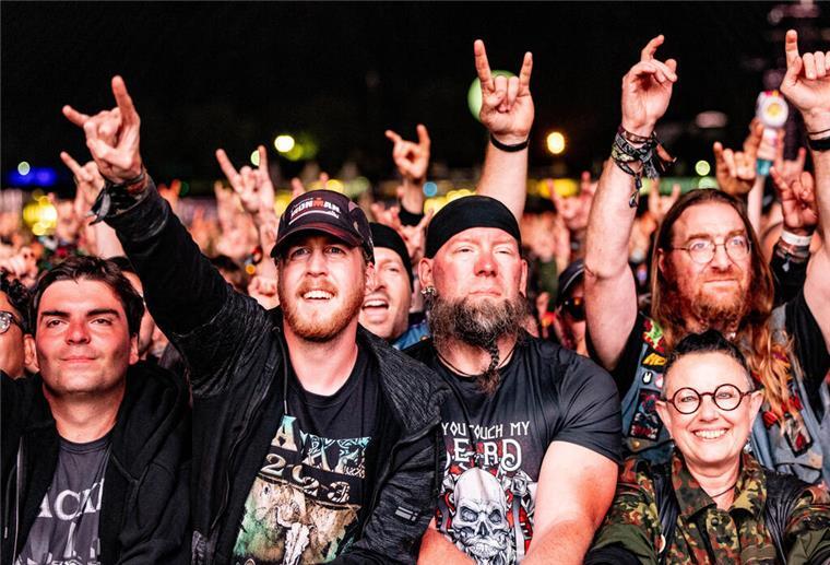 Höhepunkt beim Wacken: Iron Maiden spielen Festivalbesucher feiern vor einer Bühne die auftretenden Musiker. +++ dpa-Bildfunk +++