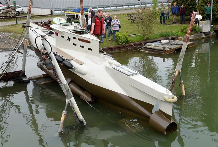 Das ist bitter: Mini-U-Boot kippt ganz schnell um Das Min-U-Boot "Seehund" ist auf dem Mittellandkanal nicht weit gekommen.