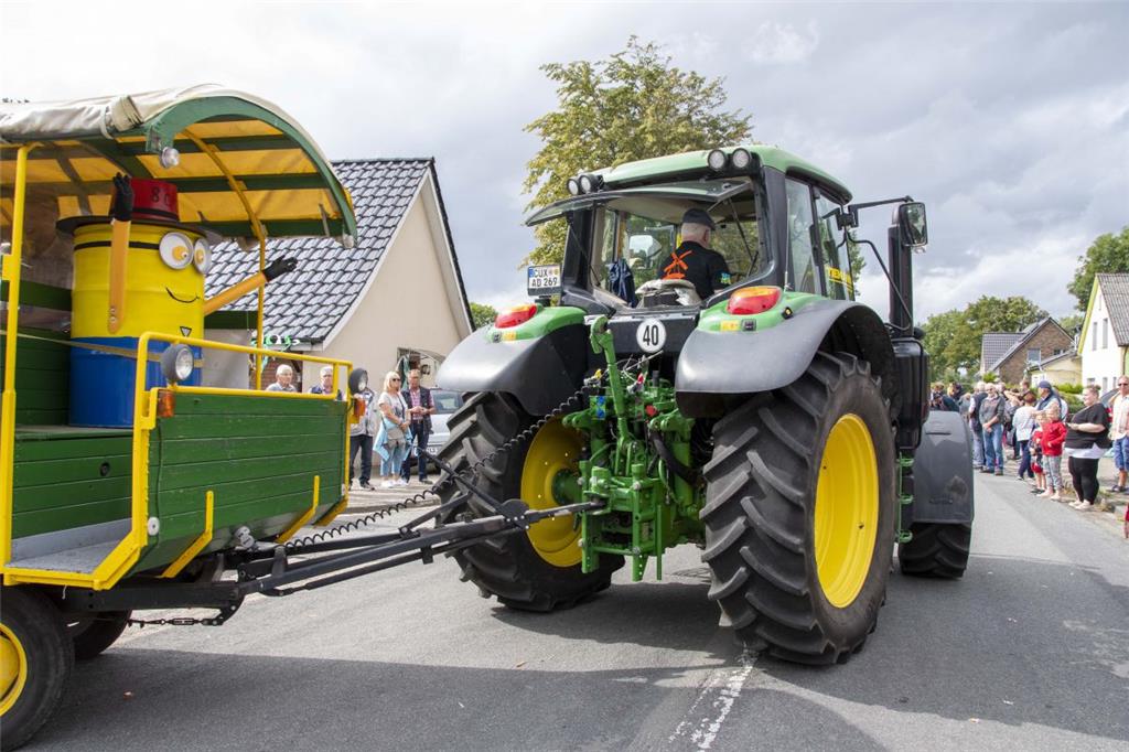 Das Minion und der Riesentrecker machten Appetit auf den Umzug zum 800jährigen J...