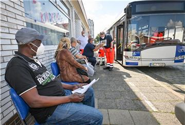 Das mobile Impfteam des DRK besucht die Moschee in der Potsdamer Straße. Geimpft wird im Bus.