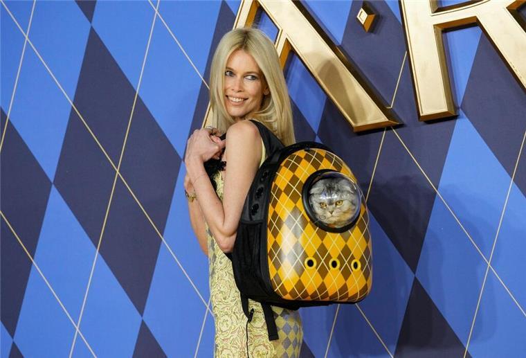 Das Model Claudia Schiffer mit tierischer Begleitung bei der Premiere vom Film „Argylle“.